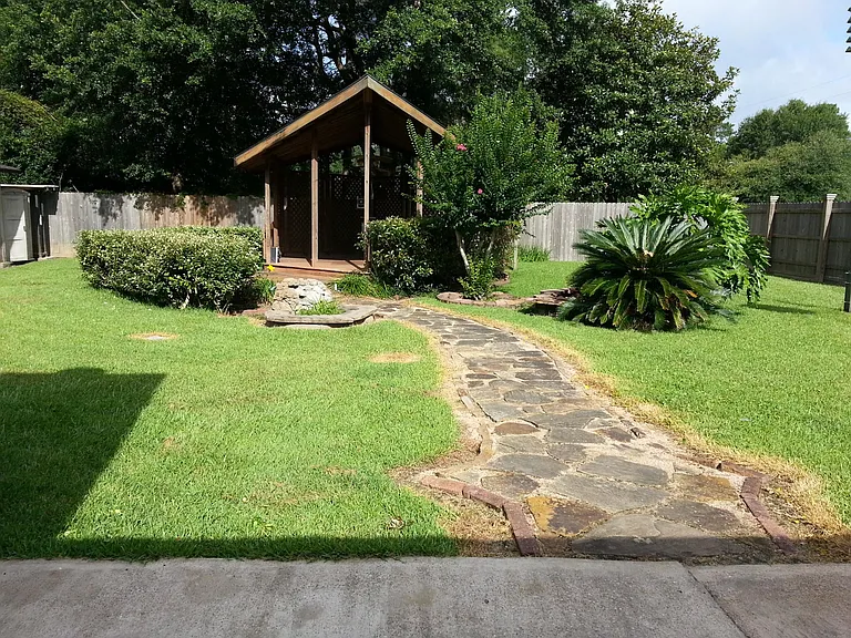 109 Greenleaf Dr — Photo 2
