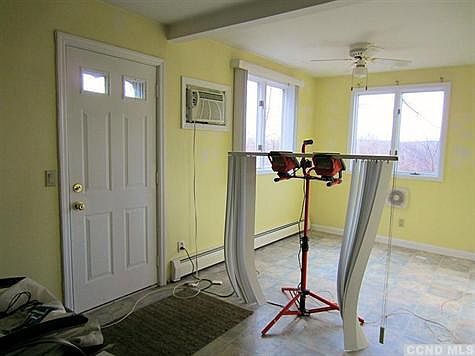 Downstairs bedroom/office w/own outside entrance. Was used as nail salon/retail.