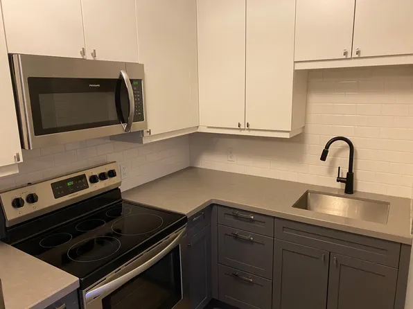 1143 Main St E #2, Hamilton, ON L8M 1P2