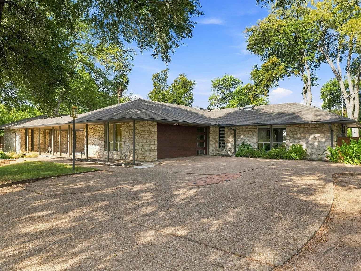 5 bed, 3.0 bath, 3704 sqft, $5,000 — Photo 2