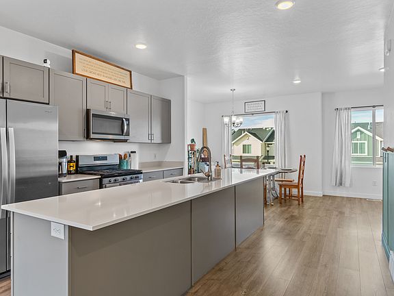 4th image of 1083 E Waterway Ln