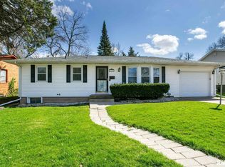1931 Oak St, Bettendorf, IA 52722