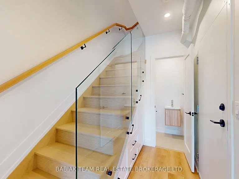 656 Annette St #302 — Photo 11