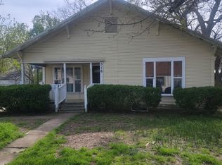 516 E 12th St, Bonham, TX 75418