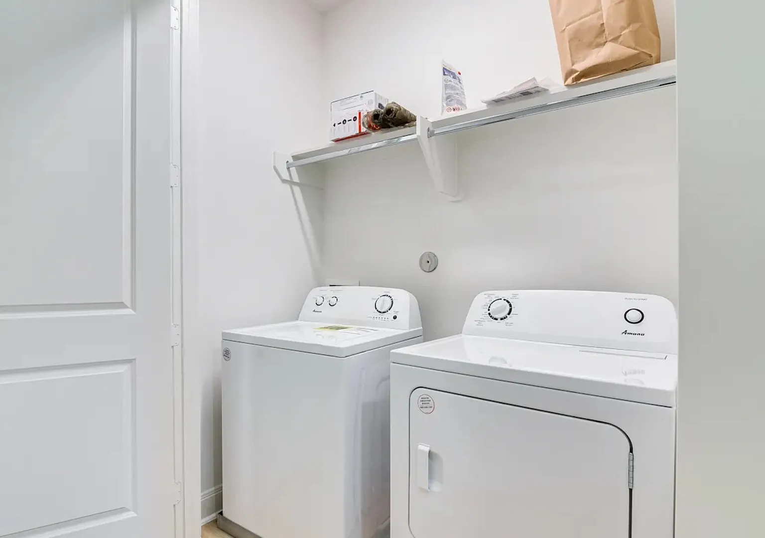 Downtown Med-Center 2 car Garage power beds smart home — Photo 2