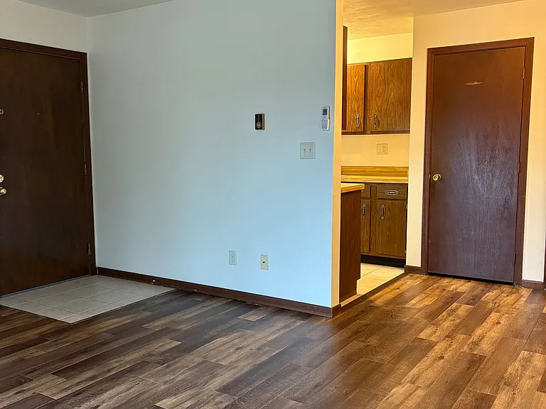 Immaculate Updated 1 Bedroom with 1 Bath — Photo 12