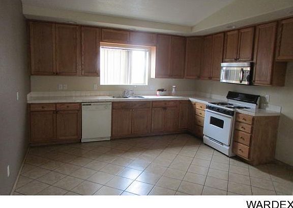 3rd image of 629 Mead Ln