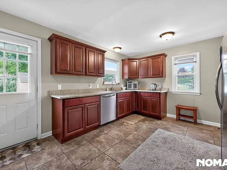 1723 Edgewood Dr — Photo 4