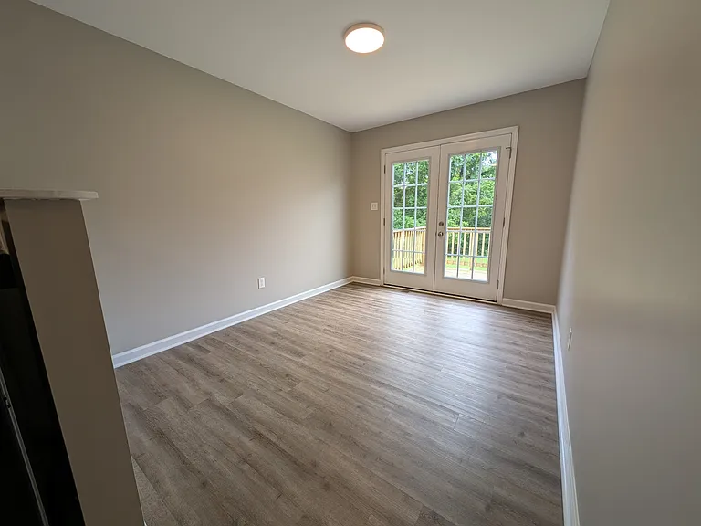 526 Center Ave — Photo 9