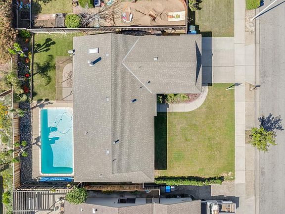 4th image of 7797 Laurel Dr