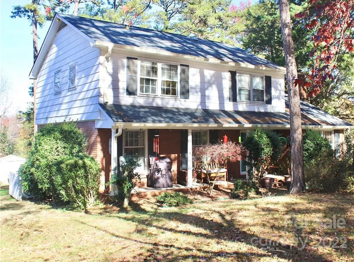 5 bed, 2.5 bath, 2084 sqft, $3,900 — Photo 2