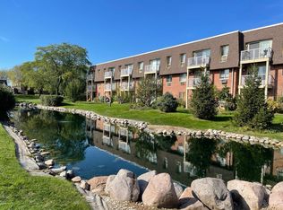 3 Villa Verde Dr, Buffalo Grove, IL 60089
