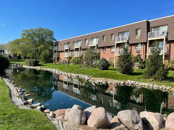 3 Villa Verde Dr, Buffalo Grove, IL 60089