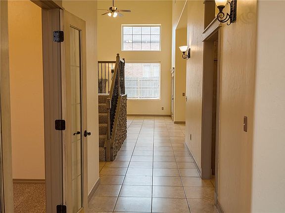 5th image of 924 Justin Dr