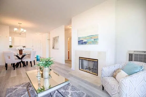 3 bed, 1182 sqft, $4,336 — Photo 3