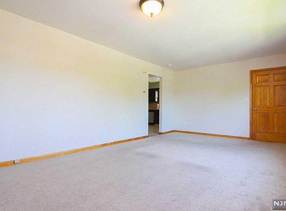 3rd image of 17 Wallace St Floor 2