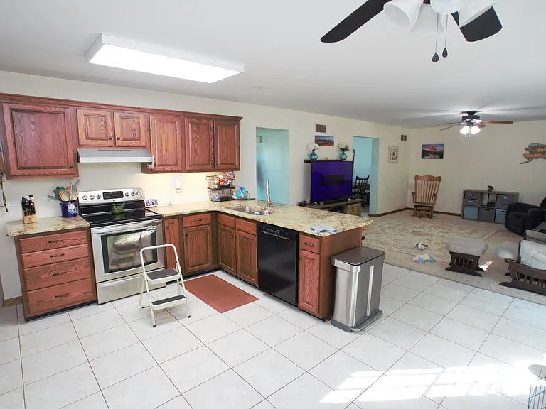 98 Thorndale Cir — Photo 13