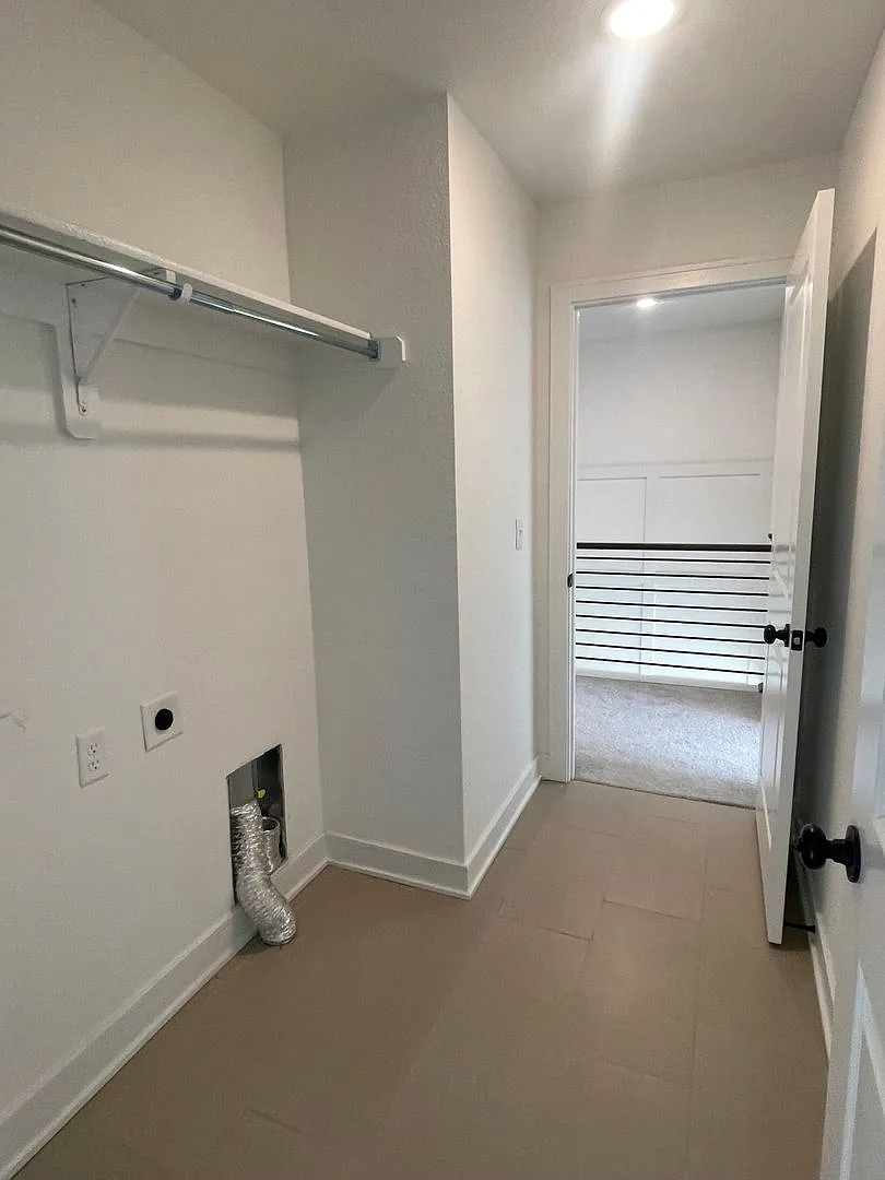 Great townhome living in Parkville! 3 Bedroom, 2 Full Bath, 1 half Bath, 2 Car Garage. — Photo 3