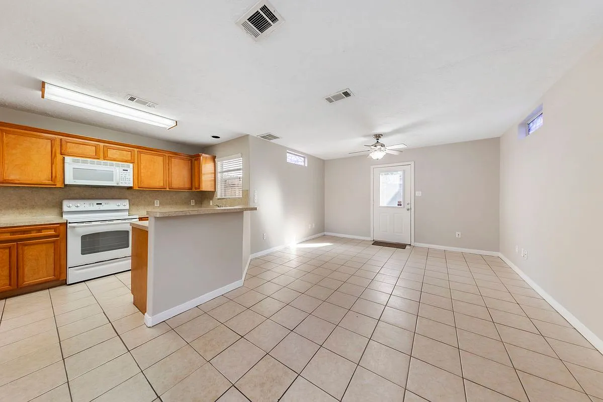 3 bed, 3.0 bath, 1490 sqft, $1,850 — Photo 2