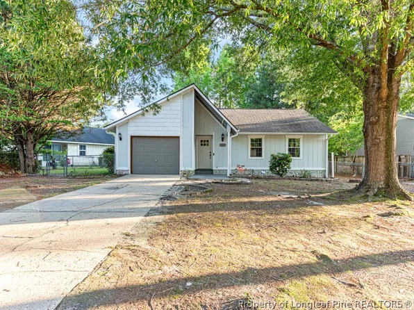 4305 Falls Dr, Hope Mills, NC 28348