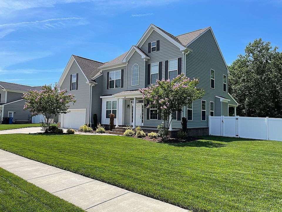 1st image of 821 Chapel Hill Dr