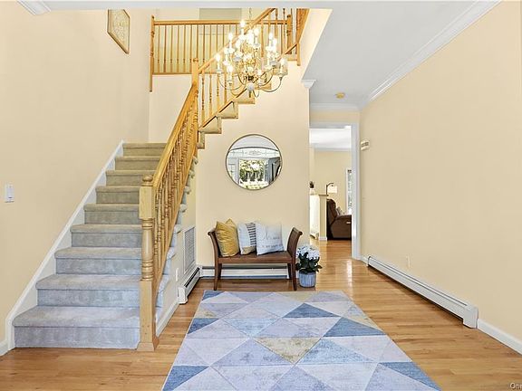 4th image of 10 Donahue Ct
