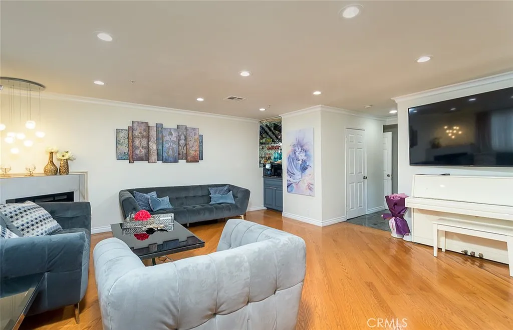 3 bed, 1231 sqft, $3,500 — Photo 3