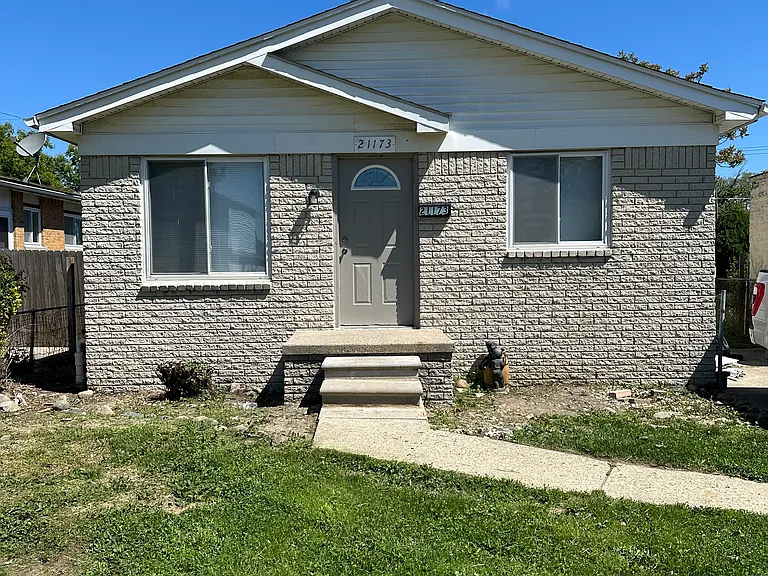 21173 Woodward St — Photo 1