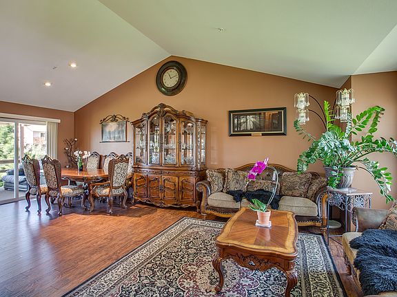 Greatroom - high ceilings