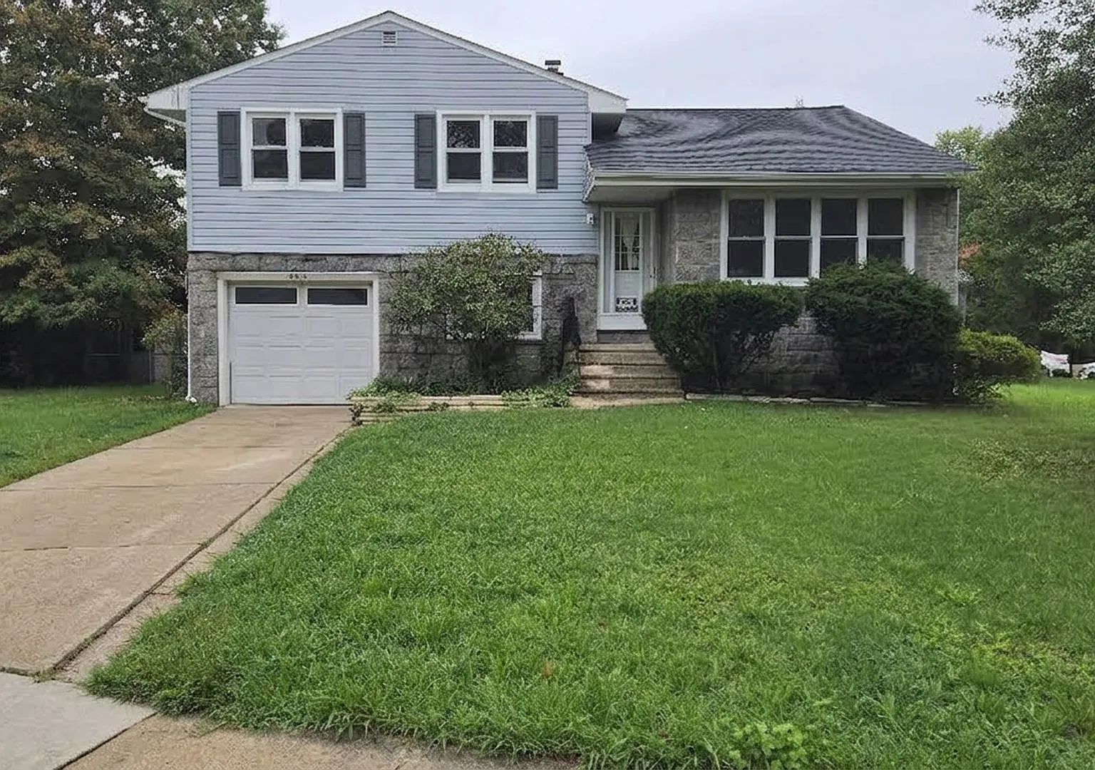 Welcome to this Freshly Painted 3 bedroom 1.5 Bath home! — Photo 1