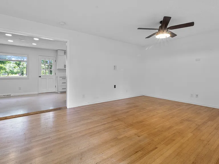 820 Eaglewood Dr — Photo 4