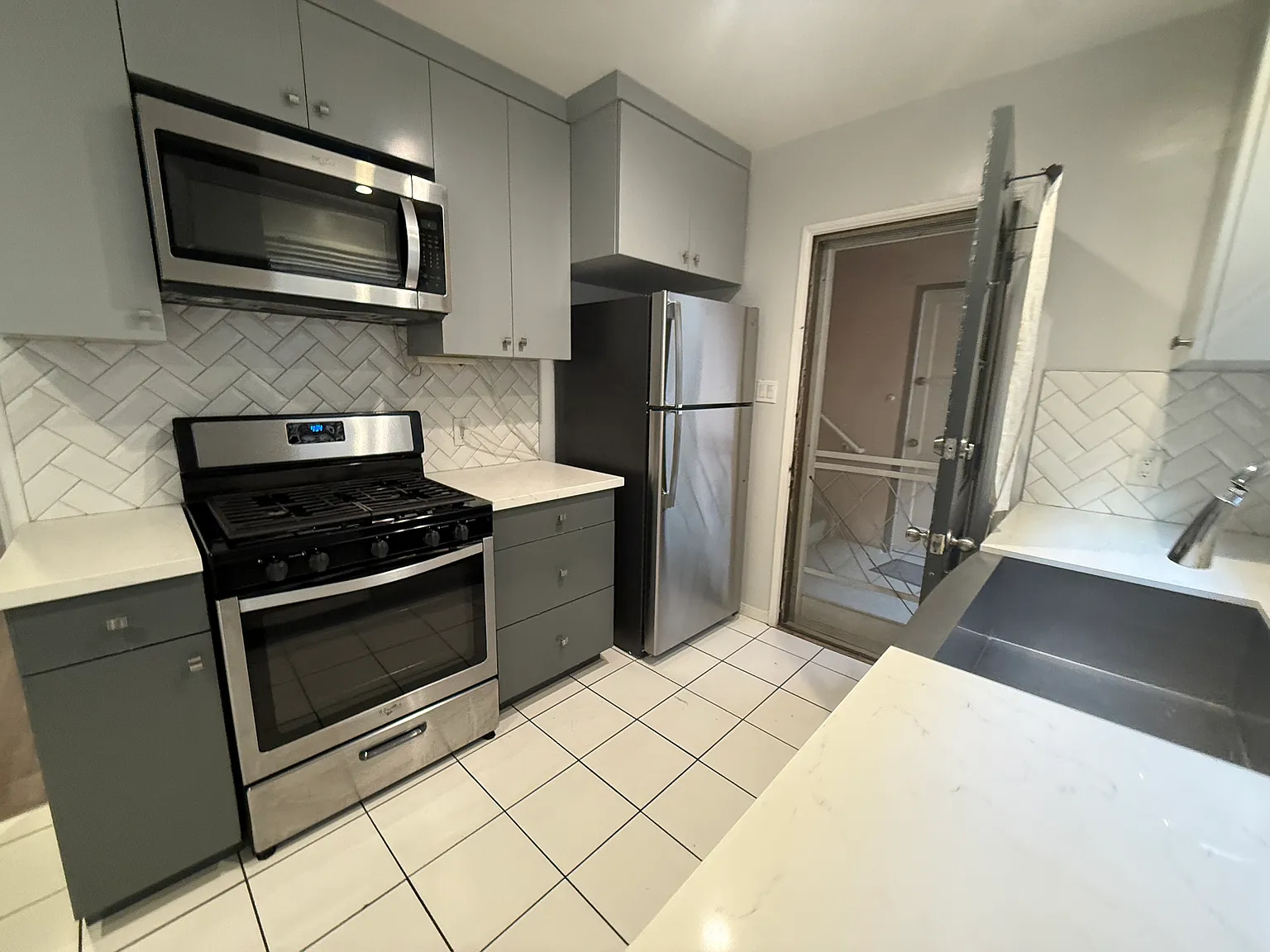 2 bed, 1.5 bath, 875 sqft, $3,195 — Photo 4