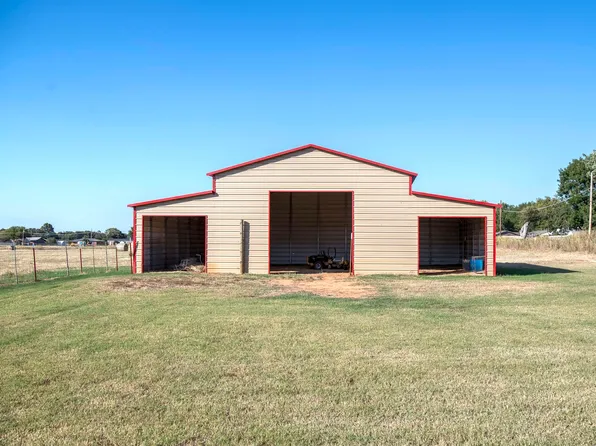 620 E Park Ave, Waurika, OK 73573