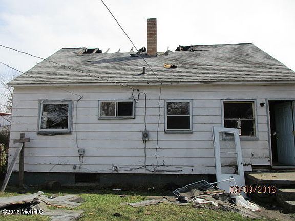 3rd image of 860 Broadway Ave