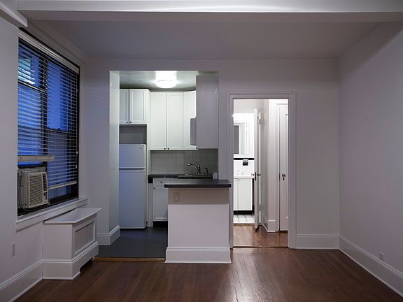 3rd image of 162 W 56th St APT 907