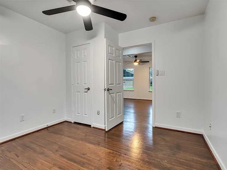 4930 Holloway Dr — Photo 31