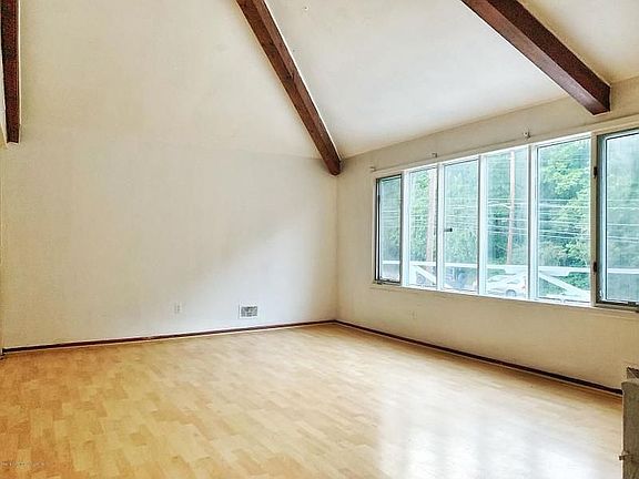 4th image of 1398 Victory Blvd #1