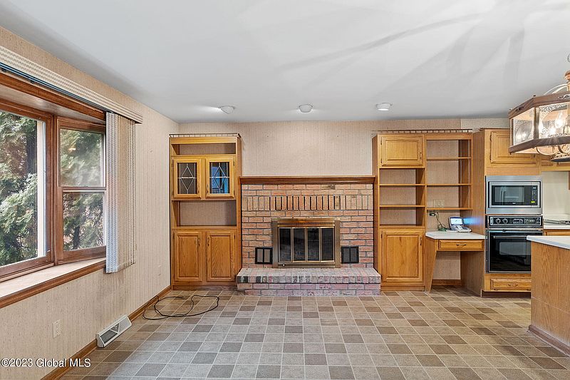5th image of 179 Williamsburg Court