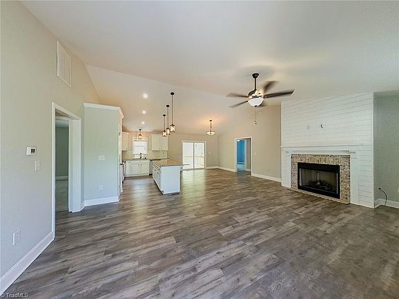 4th image of 327 Price St