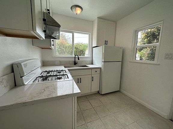 3rd image of 619 1/2 N Marguerita Ave