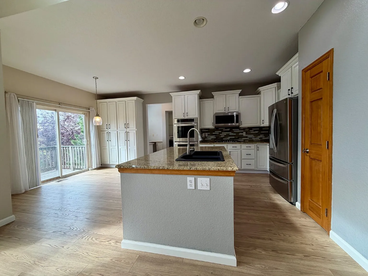 4 bed, 3.5 bath, 4080 sqft, $3,595 — Photo 3