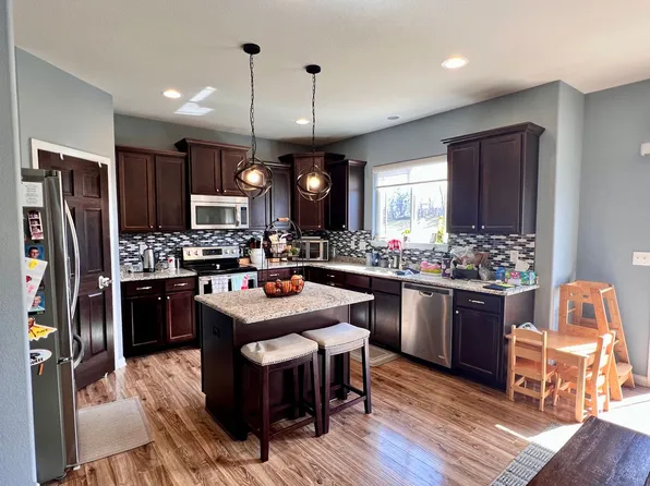 N60W13701 Weyerhaven Dr, Menomonee Falls, WI 53051