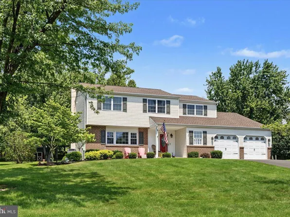 9 Brookdale Dr, Doylestown, PA 18901