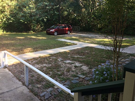 Front yard w/lots of parking