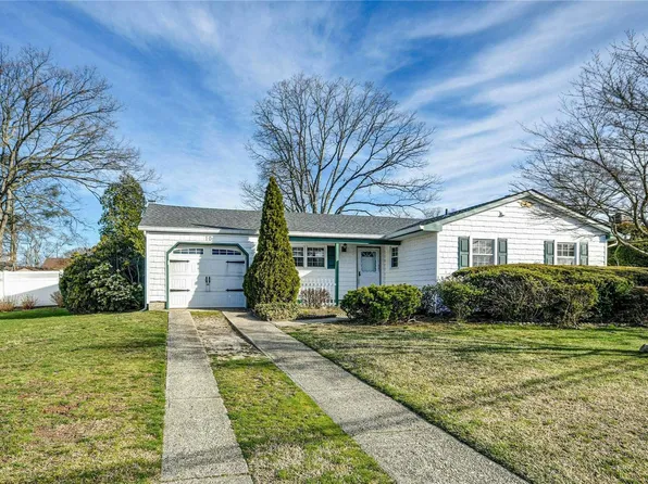 10 Hollings Drive, Deer Park, NY 11729