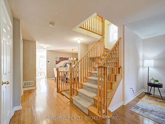 4th image of 77 Sunburst Cres