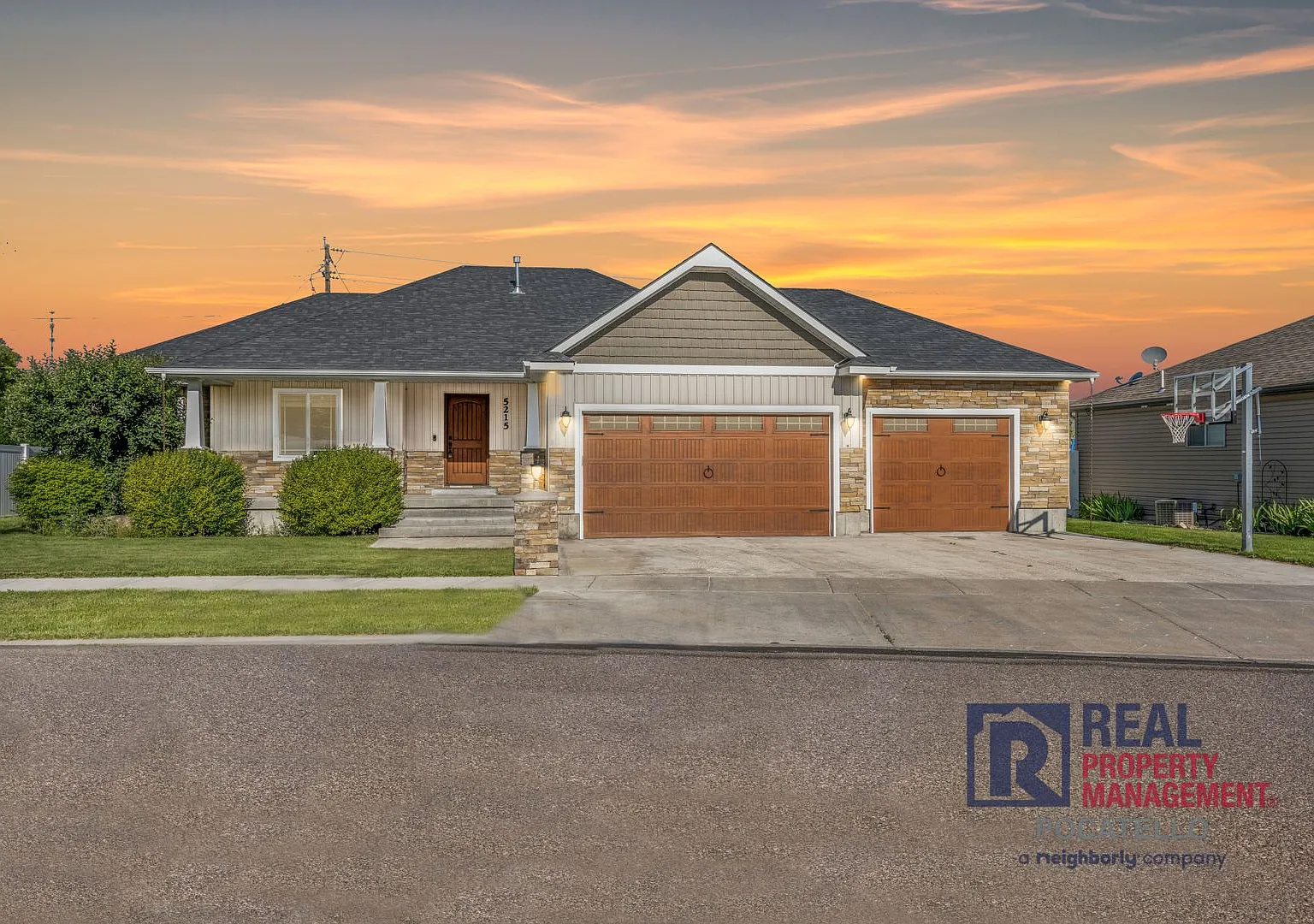 Beautiful - Elegant - 5 Bedrooms - 3 Car - 3,700 sq ft - Home for rent — Photo 1
