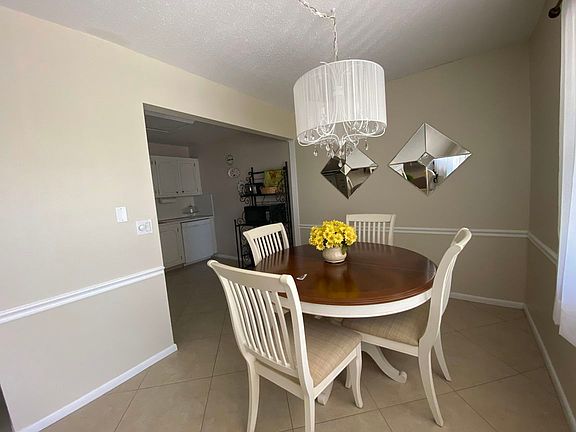 4th image of 229 Somerset Dr
