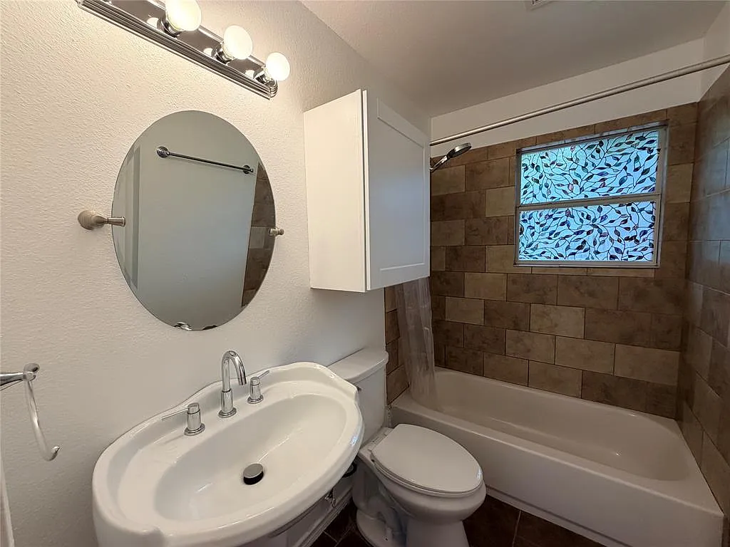 4 bed, 1.0 bath, 1178 sqft, $1,980 — Photo 4