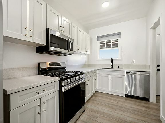 2nd image of 1524 N Sycamore St #4